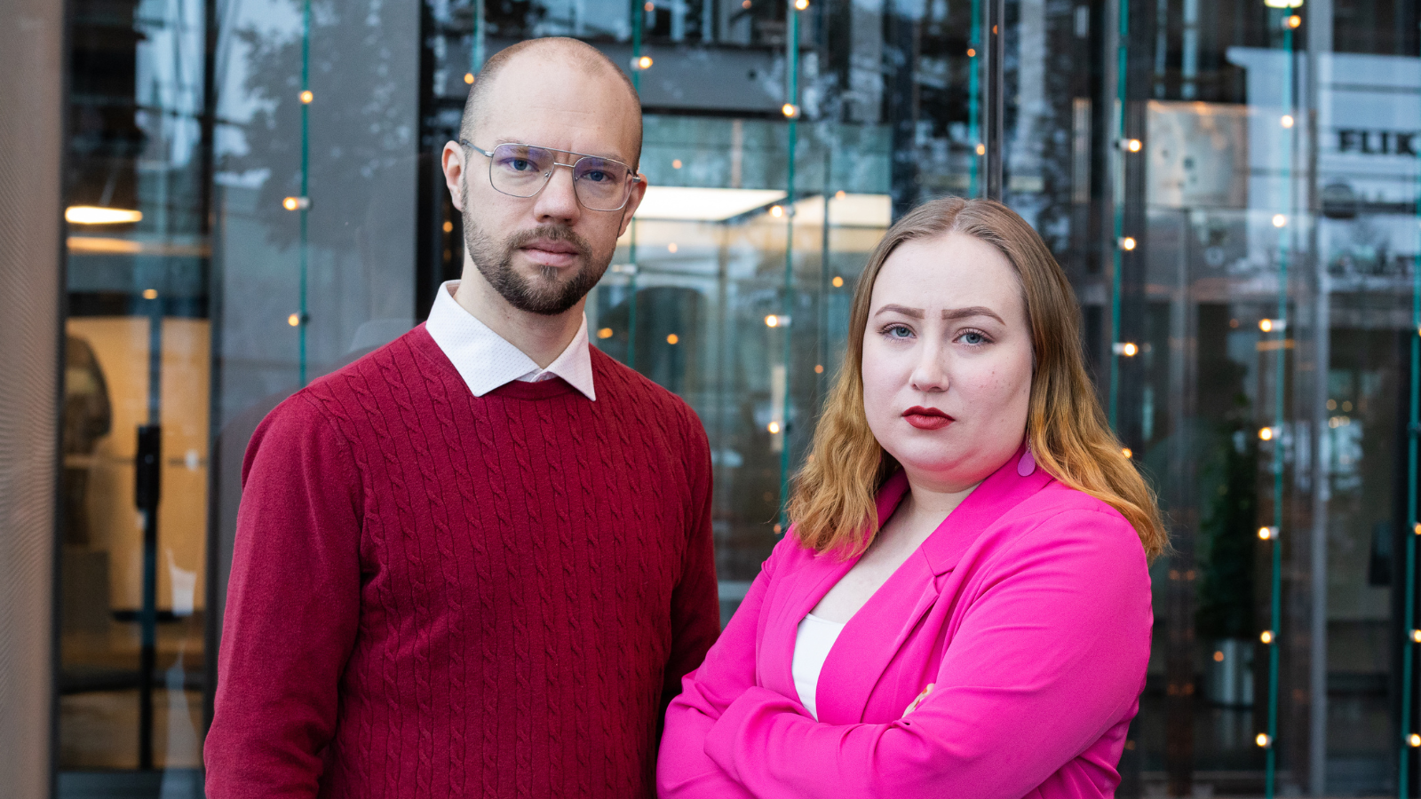 Sakari Tuomisto ja Laura Heino vakavina